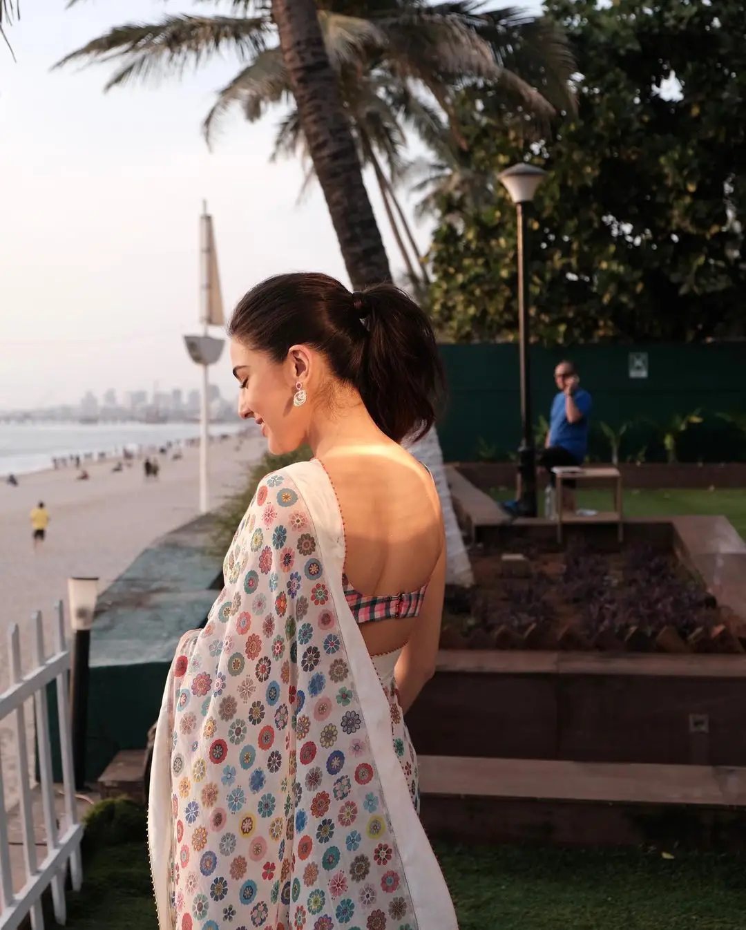 SARA ALI KHAN IMAGES IN WHITE SAREE SLEEVELESS BLOUSE 5